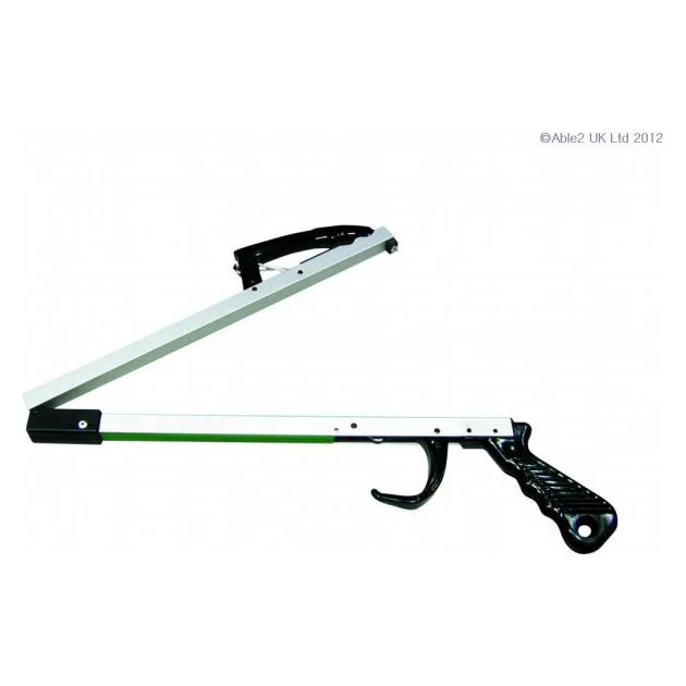 FOLDING REACHER WITH MAGNET